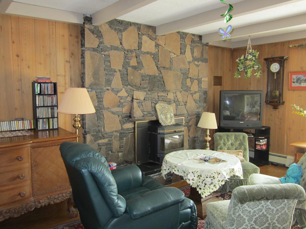 The Cozy Cubbyhole B&B 100 Mile House Exterior photo