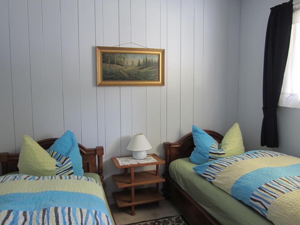 The Cozy Cubbyhole B&B 100 Mile House Room photo