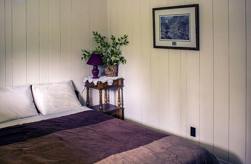 The Cozy Cubbyhole B&B 100 Mile House Exterior photo