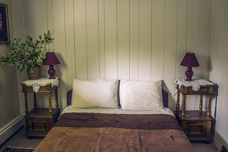 The Cozy Cubbyhole B&B 100 Mile House Exterior photo