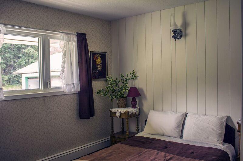 The Cozy Cubbyhole B&B 100 Mile House Exterior photo
