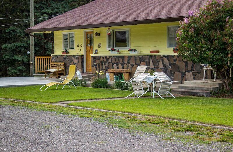 The Cozy Cubbyhole B&B 100 Mile House Exterior photo