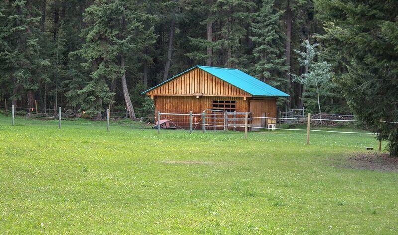 The Cozy Cubbyhole B&B 100 Mile House Exterior photo
